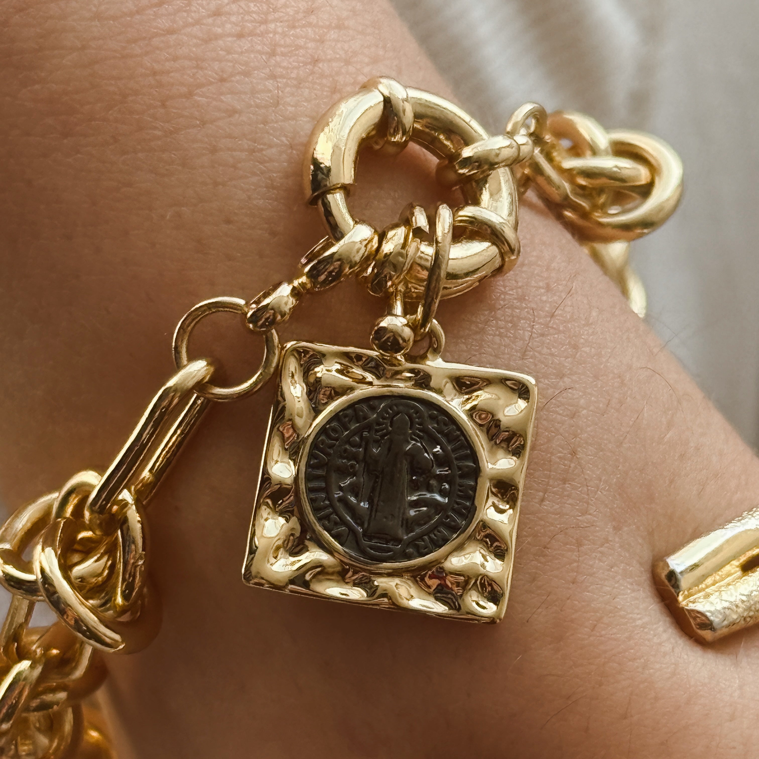 Pulsera | Oro con San Benito