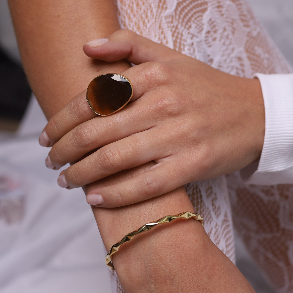 Anillo | L Brown